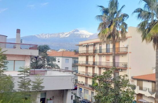 APPARTAMENTO 5 VANI AL 4° PIANO ASCENSORATO CON TERRAZZINO E GARAGE