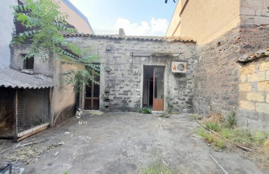 CASA SINGOLA 80MQ CON 120MQ DI CORTILE/TERRENO